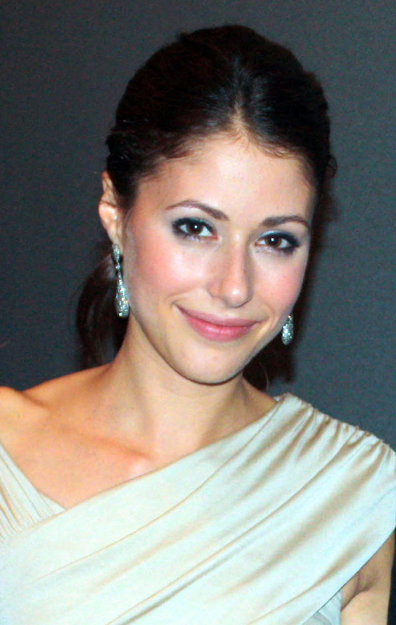 Amanda Crew portrait