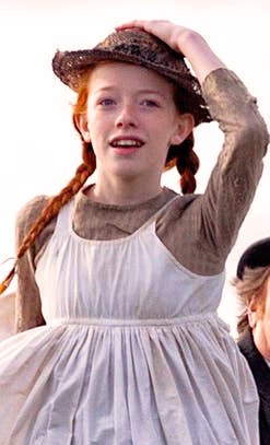Amybeth McNulty portrait