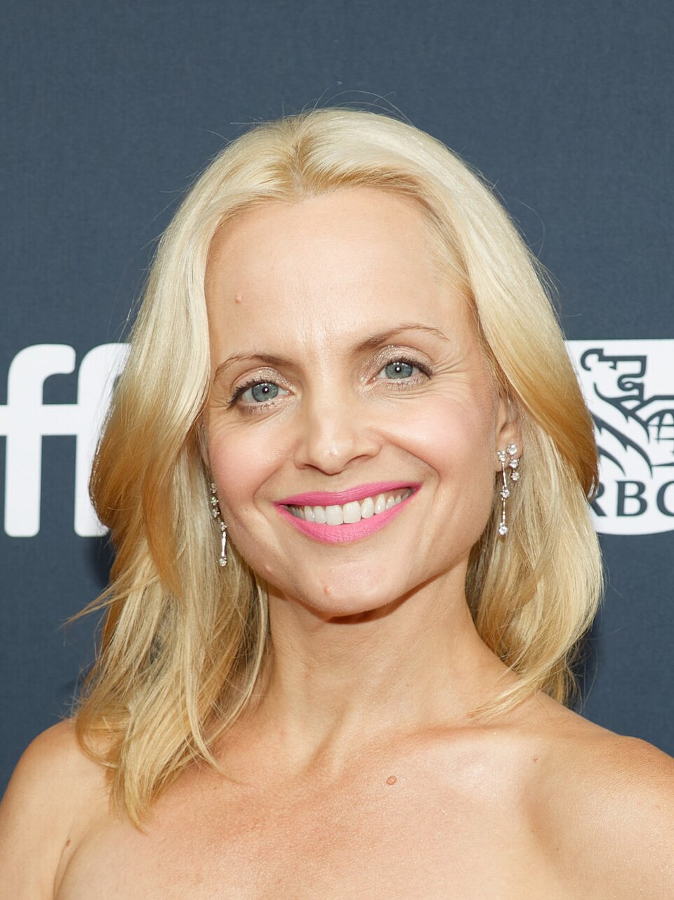 Mena Suvari portrait