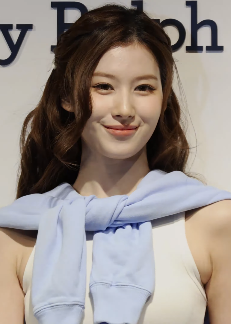 Minatozaki Sana portrait