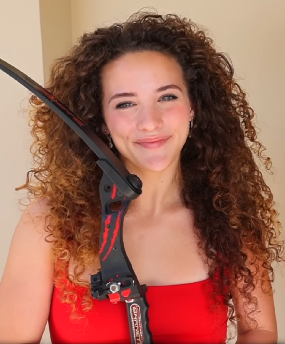 Sofie Dossi portrait